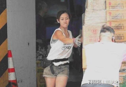 “西施搬运工”网友：没见过这么美的女搬运Kaiyun 开云工(图2)