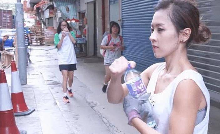 开云 开云体育平台她被称香港“最美搬运工”？打工10年爱上内地富二代如今成这样(图3)
