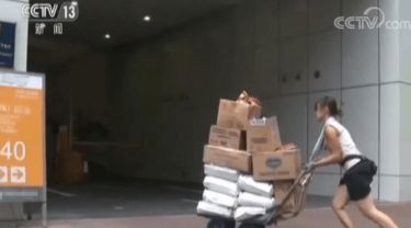 “搬运工西施”上央视 网友： 有几个明星敢说开云APP 开云官网入口 素颜比她漂亮？(图4)