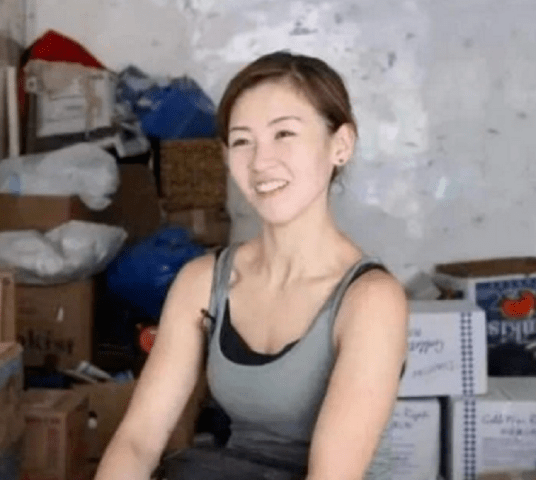 当年突然走红的香港最Kaiyun 开云美搬运工人被富二代娶回家当少奶奶如今过得怎样？(图1)