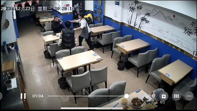 哈尔滨一顾客开云体育 开云平台因一毛差价与店员起冲突被怼“吃不起就别吃”？双方发声(图1)